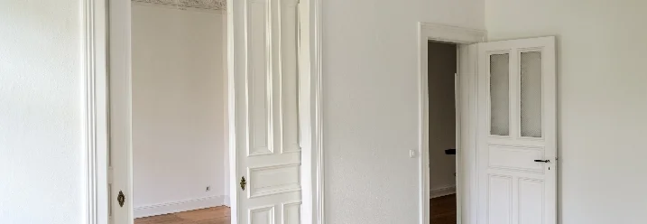 Leerer Raum mit Stuck und Dielenboden